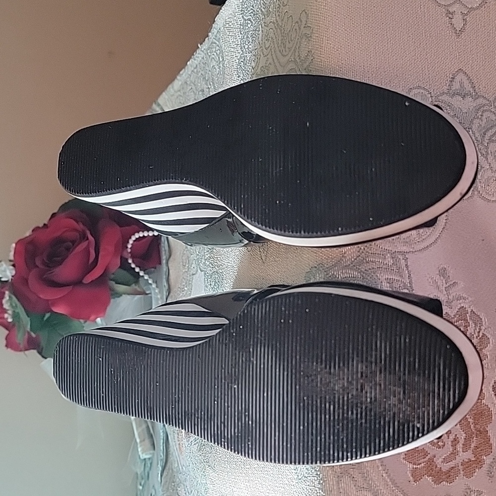 American Eagle Black Patent Peep Toe Platform Stripe Wedge. Size 8 - Picture 4 of 5